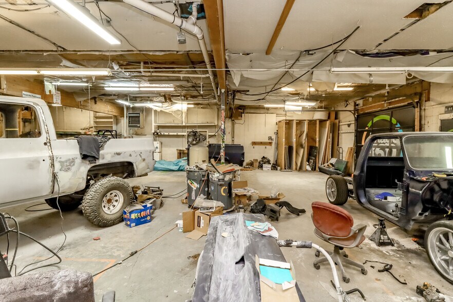 More Photos Of 3838 S Warner St, Tacoma Flex For Lease