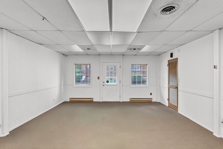 More Photos Of 600-604 W Washington St, Suffolk Storefront Retail Office For Sale
