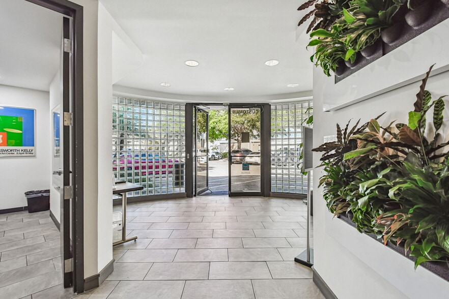 More Photos Of 902 N Himes Ave, Tampa Office For Lease