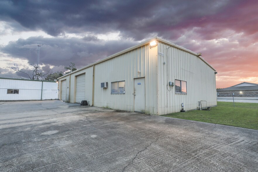 More Photos Of 2407B S Houston Ave, Humble Warehouse For Lease