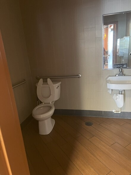 More Photos Of 13401 Blue Heron Beach Dr, Orlando Freestanding For Lease