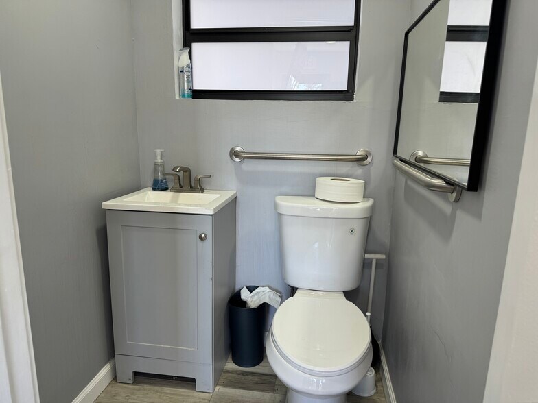 More Photos Of 1822 N Dixie Hwy, Hollywood Storefront Retail Residential For Sale