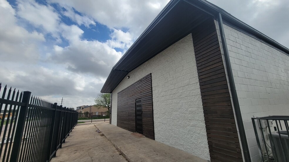 More Photos Of 8603 Shoal Creek Dr, Houston Warehouse For Sale