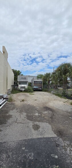 More Photos Of 5701 Houchin St, Naples Manufacturing For Lease