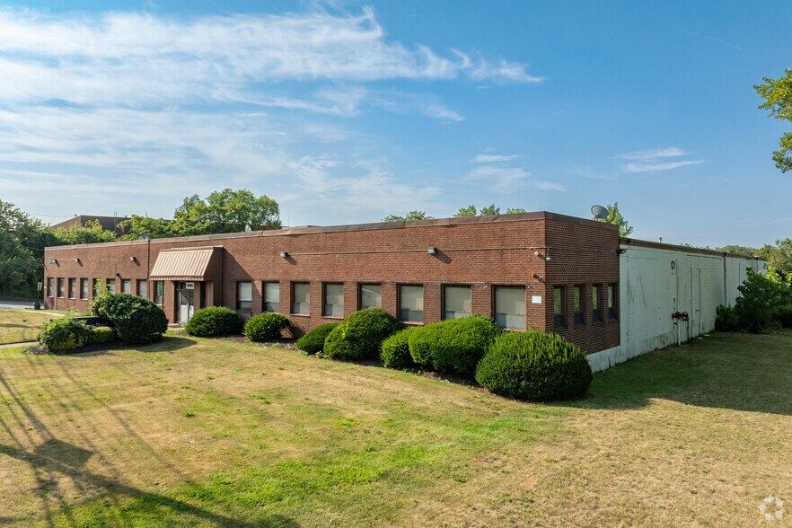 More Photos Of 555 Secaucus Rd, Secaucus Warehouse For Lease
