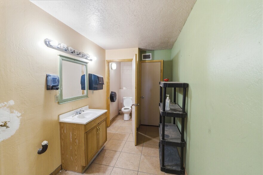 More Photos Of 606 Romero St, Belen Flex For Sale