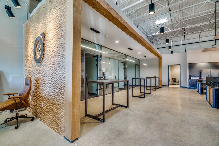 More Photos Of 1108 Quaker St, Dallas Showroom For Lease