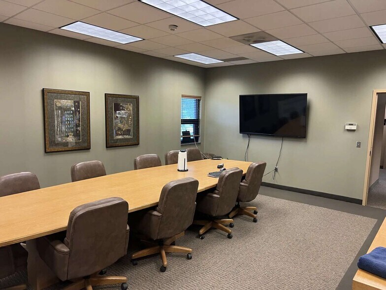 More Photos Of 1809 N Terin Cir, Sioux Falls Warehouse For Lease