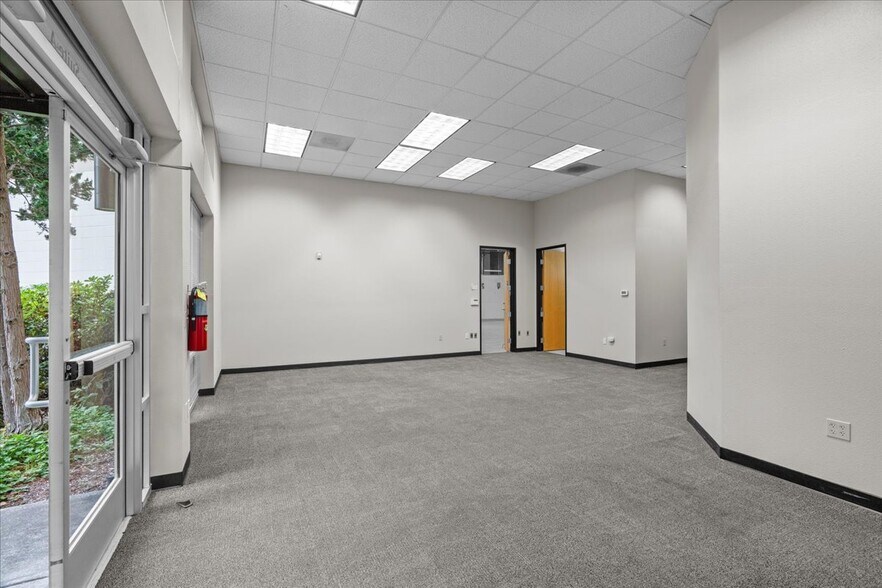 More Photos Of 6455 Lakeview Blvd, Lake Oswego Flex For Lease