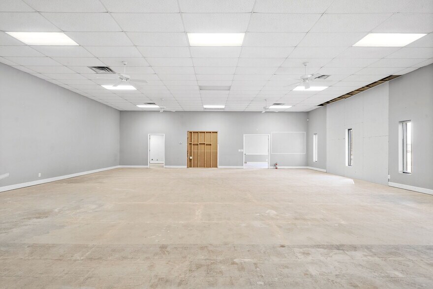 More Photos Of 131 Corporate Dr, Clarksville Flex For Lease