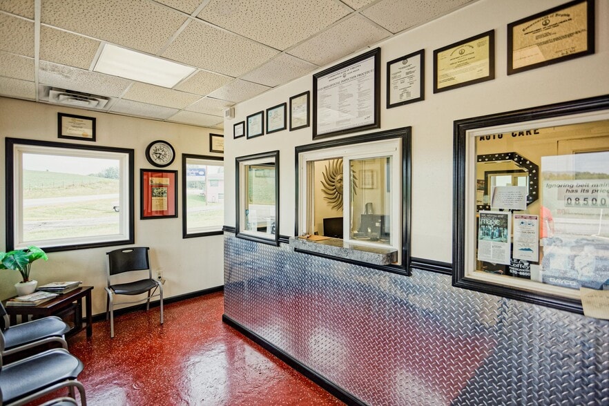 More Photos Of 4373 S Lee Hwy, Natural Bridge Service For Sale