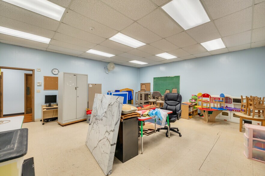 More Photos Of 3170 N McMullen Booth Rd, Clearwater Schools For Lease