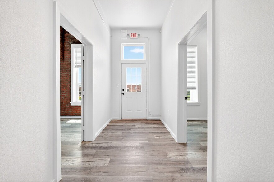 More Photos Of 201 N Bois D Arc St, Forney Storefront For Sale
