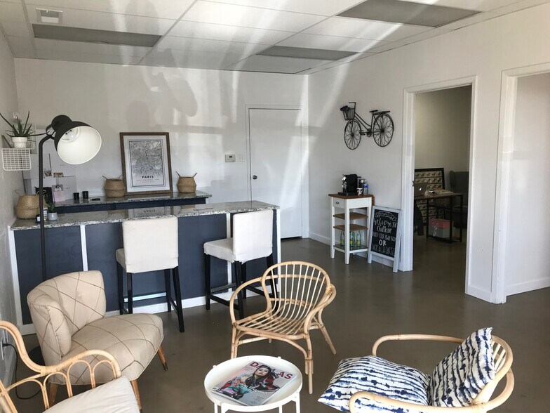 More Photos Of 1604-1620 Surveyor Blvd, Carrollton Unknown For Lease