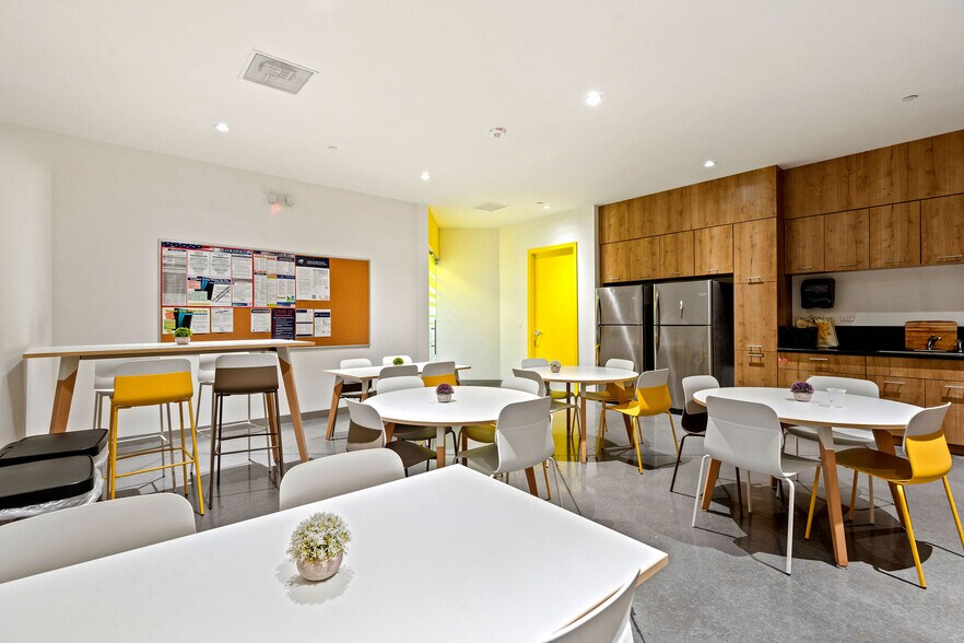 More Photos Of 405-425 SW 148th Ave, Davie Showroom For Sale