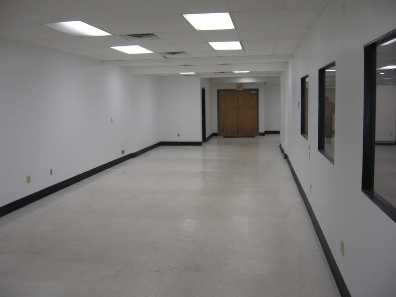 More Photos Of 76 Progress Dr, Stamford Research And Development For Lease