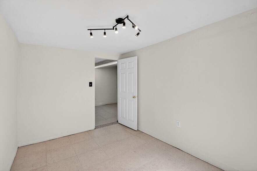 More Photos Of 4401 N 16th St, Phoenix Freestanding For Lease