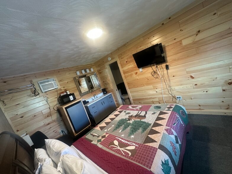 More Photos Of 2040 I-75 Business Loop, Saint Ignace Hotel For Sale