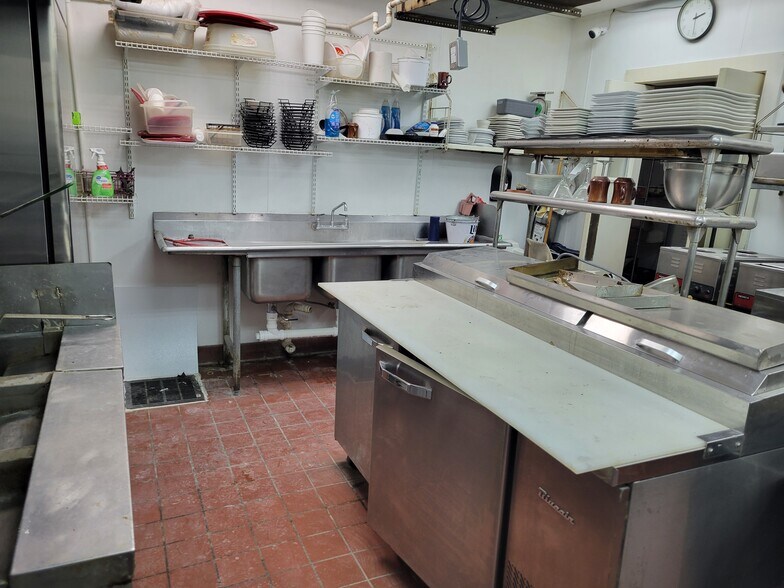 More Photos Of 90 E Jefferson St, Franklin Specialty For Lease