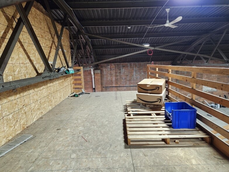 More Photos Of 702 S Delaware Ave, Mason City Light Manufacturing For Lease