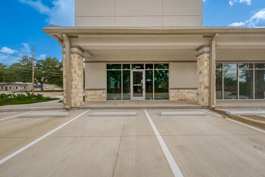 More Photos Of 910 East Ave, Katy Showroom For Lease