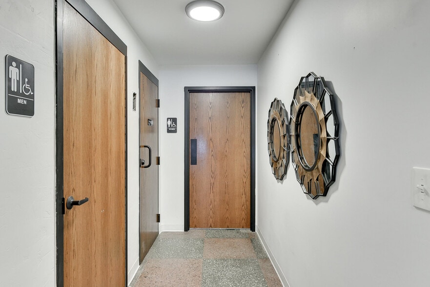 More Photos Of 1915 19th & Leavenworth Building, Omaha Restaurant For Lease