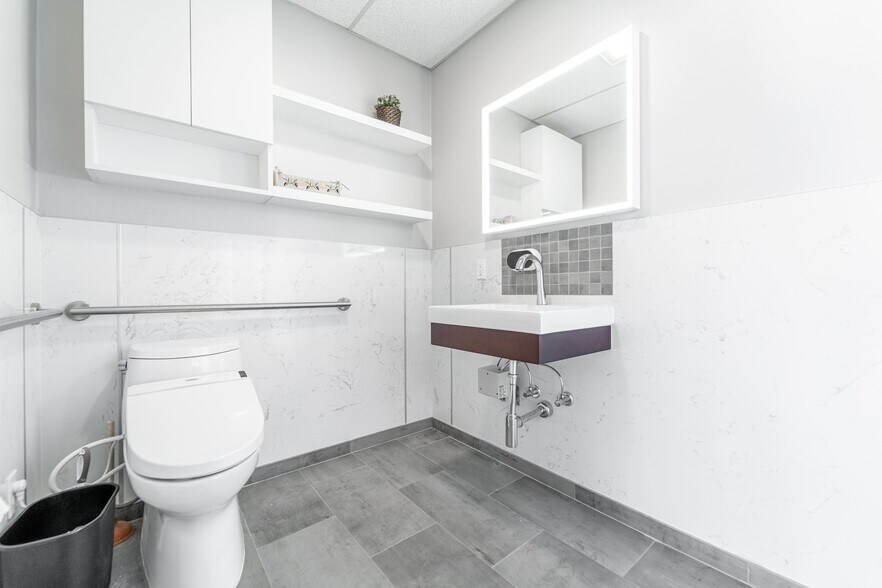 More Photos Of 1435-1475 Huntington Ave, South San Francisco Showroom For Sale