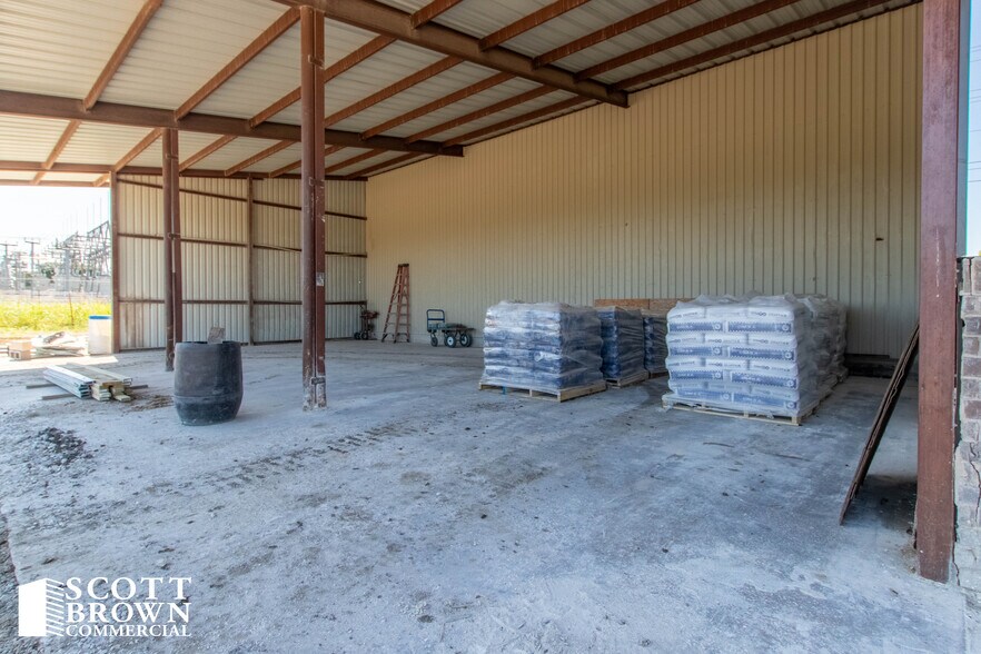 More Photos Of 1212 W Sherman Dr, Aubrey Showroom For Lease