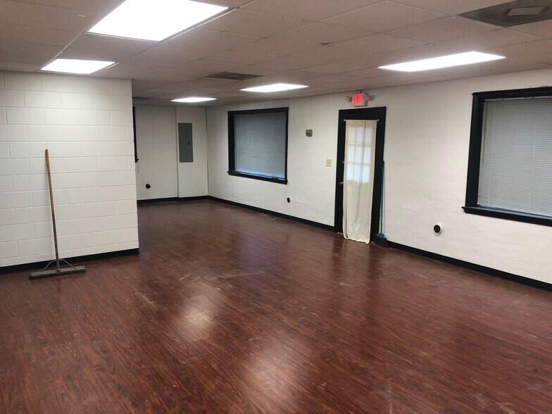 More Photos Of 1015 W Graham Rd, Richmond Office For Lease