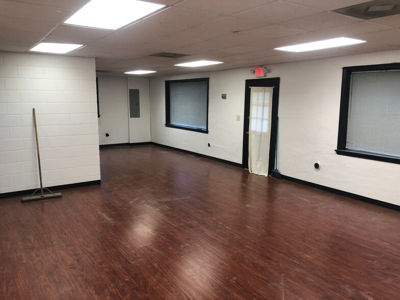 More Photos Of 1015 W Graham Rd, Richmond Office For Lease