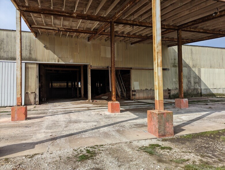 More Photos Of 610 Ross, Danville Manufacturing For Lease