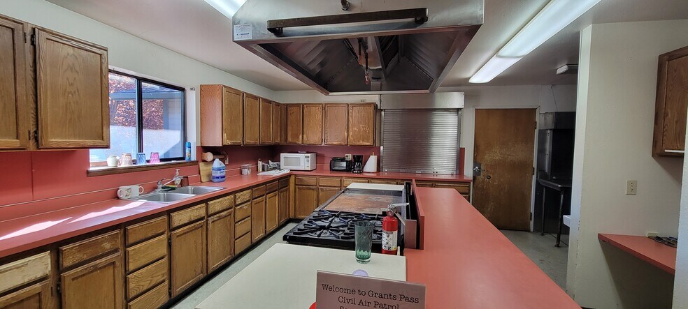 More Photos Of 210 Tacoma St, Grants Pass Rehabilitation Center For Sale
