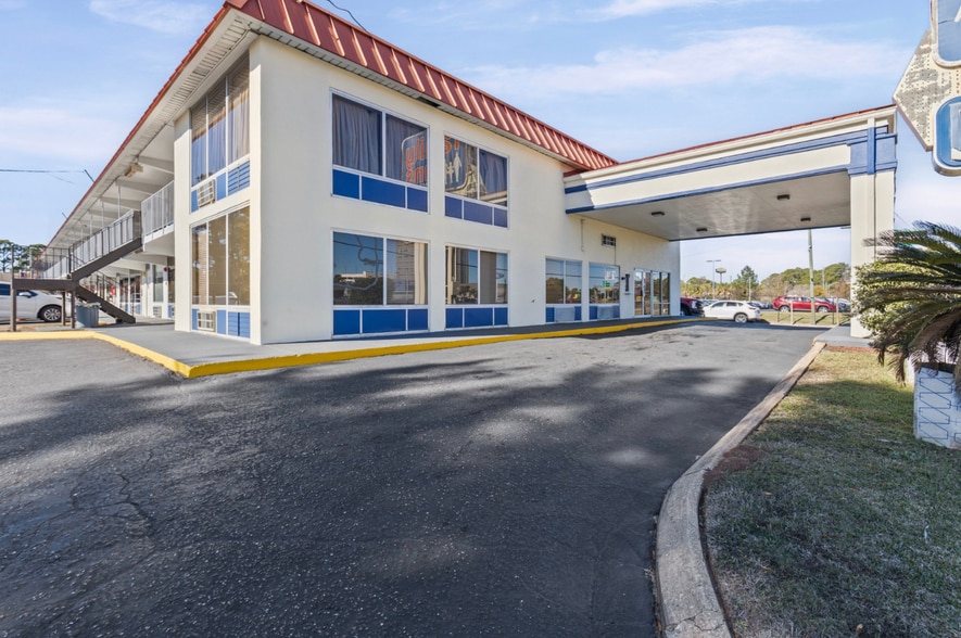More Photos Of 900 W I-65 Service Rd S, Mobile Hotel For Sale