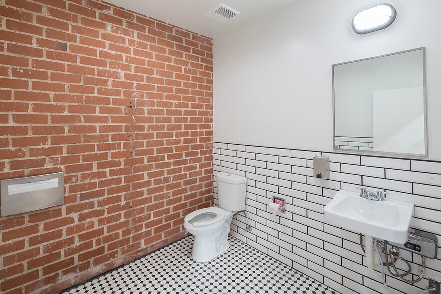 More Photos Of 1458 E 58th Pl, Los Angeles Showroom For Lease