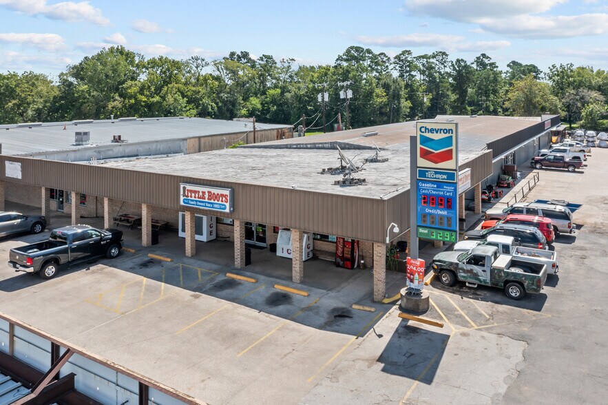 Primary Photo Of 104 N Main St, Huntington Storefront For Lease