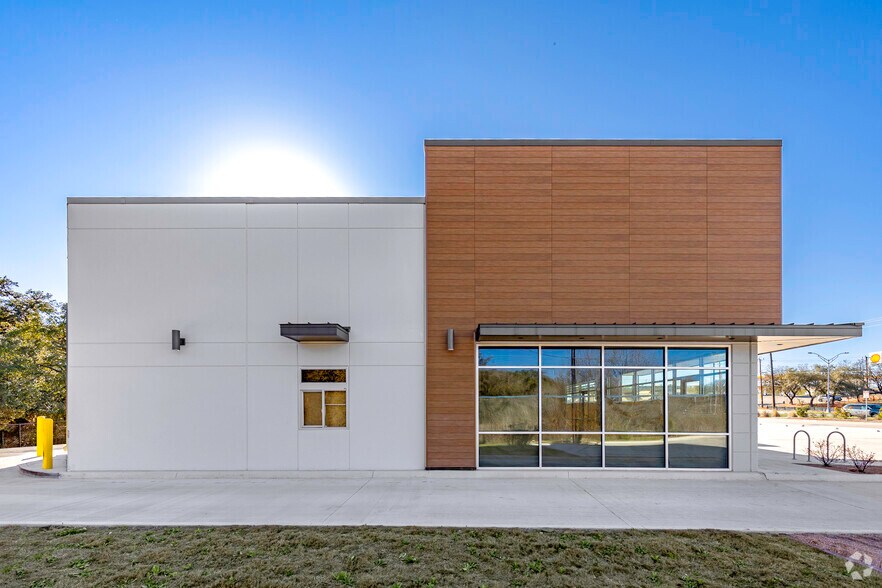 More Photos Of 11034 W Military Dr, San Antonio Storefront Retail Office For Lease