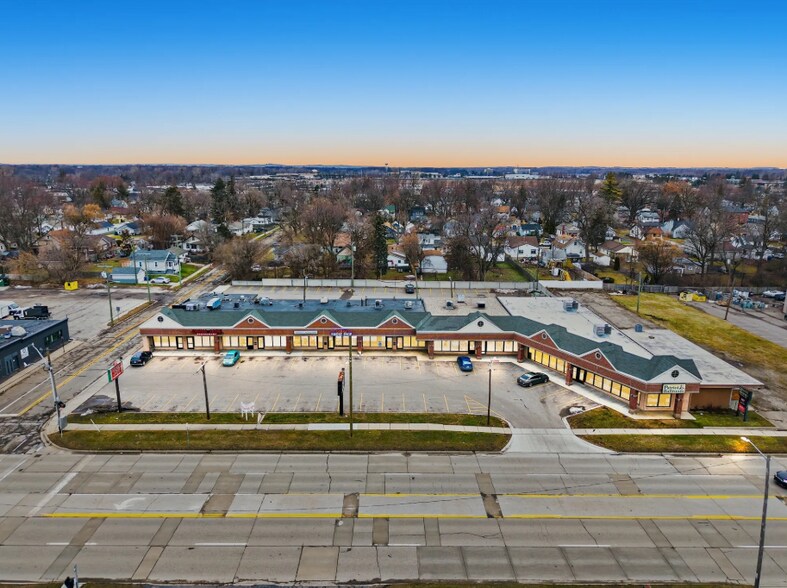 More Photos Of 1052-1072 W Huron St, Waterford Freestanding For Lease