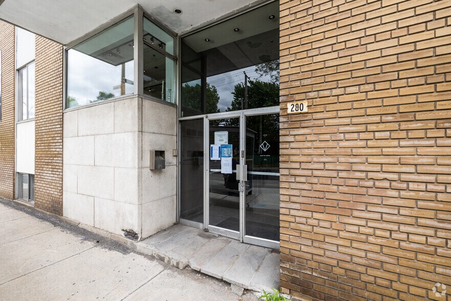 More Photos Of 280 Rue Sauvé O, Montréal Office For Lease