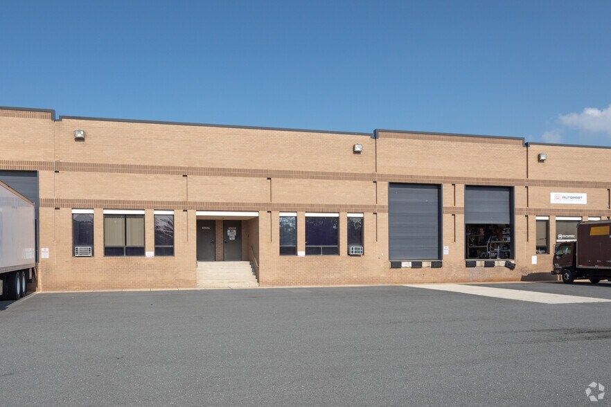 More Photos Of 4001-4003 Westfax Dr, Chantilly Light Manufacturing For Lease
