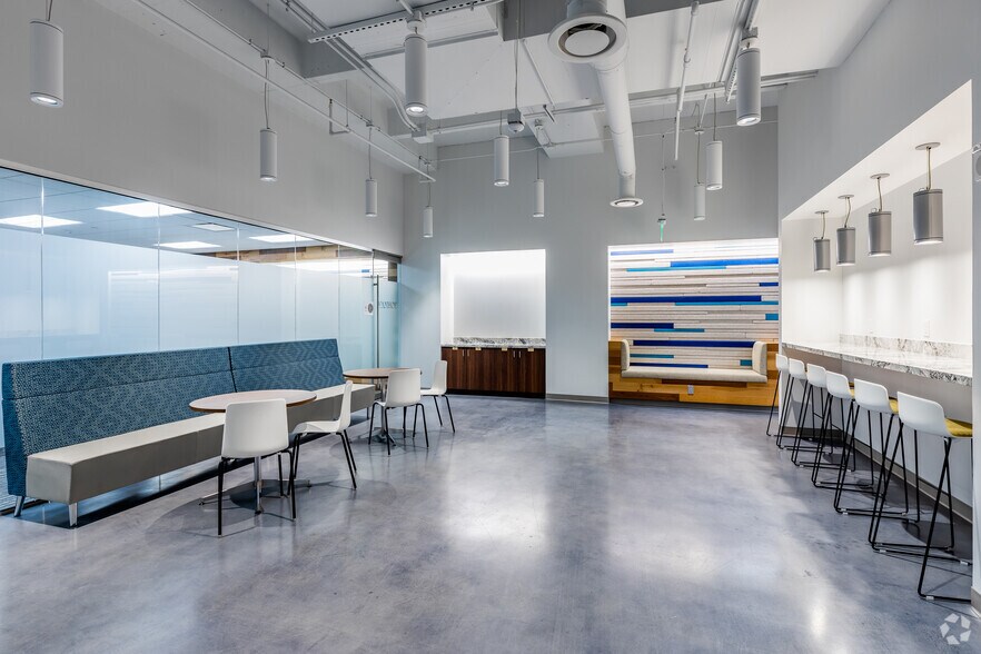 More Photos Of 390 N Orange Ave, Orlando Office For Lease