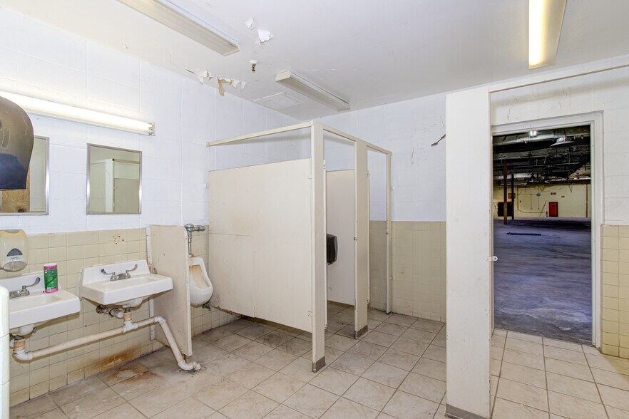 More Photos Of 1664 Sharon Rd, Washington Warehouse For Sale