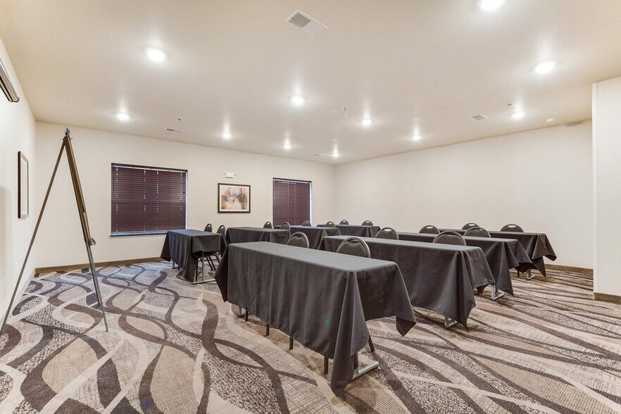 More Photos Of 805 York Dr, Cozad Hotel For Sale