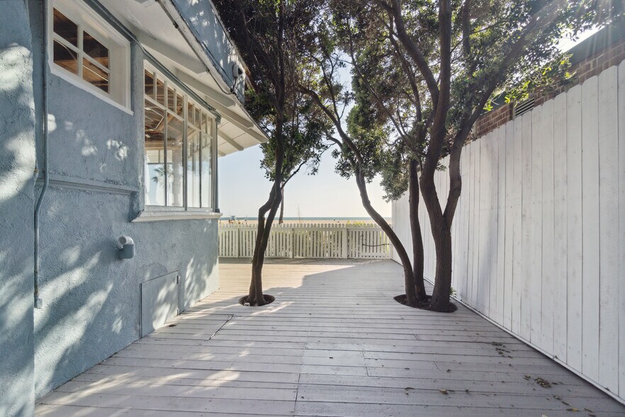 More Photos Of 523 Ocean Front Walk, Venice Storefront Retail Office For Lease
