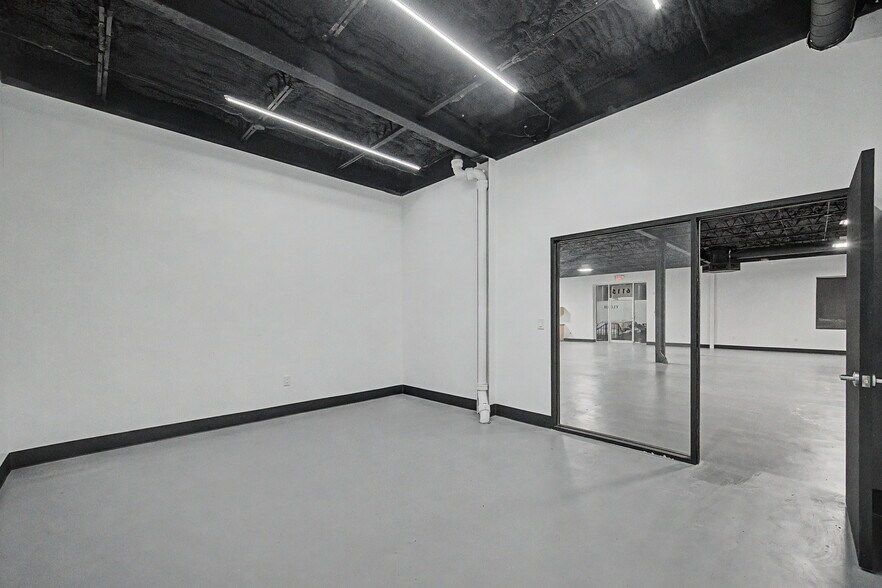 More Photos Of 6115 Skyline Dr, Houston Warehouse For Lease