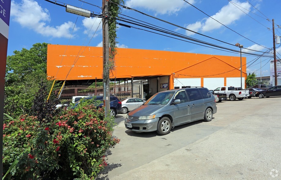 More Photos Of 11603-11607 Denton Dr, Dallas Showroom For Sale