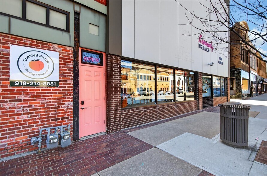 More Photos Of 111 SE Frank Phillips Blvd, Bartlesville Office For Sale