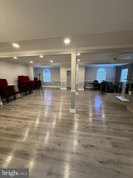 More Photos Of 7544 Holabird Ave, Dundalk Office For Sale