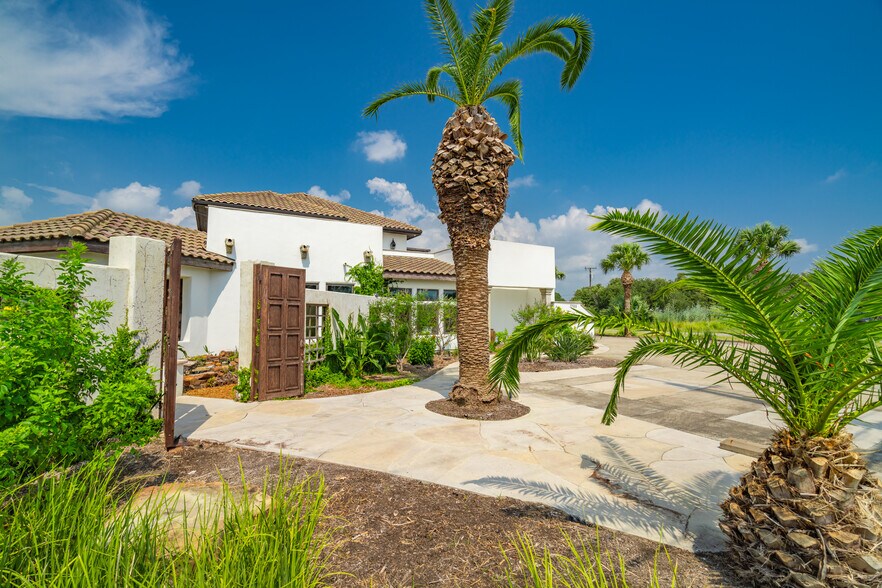 More Photos Of 1703 Highway 35 S, Rockport Office Residential For Lease