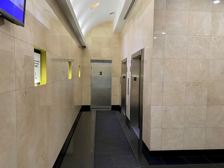 More Photos Of 131 W 35th St, New York Office For Sale