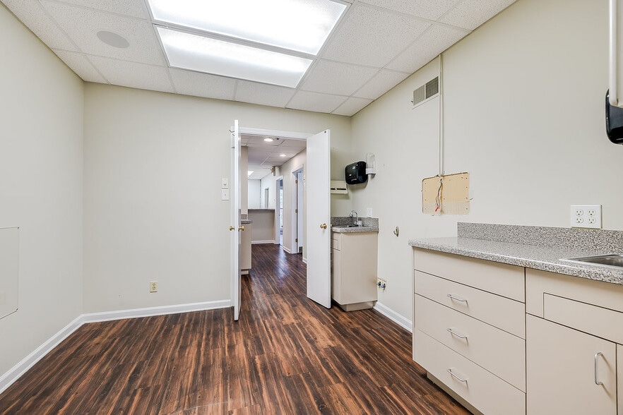 More Photos Of 11706 Mercy Blvd, Savannah Medical For Sale